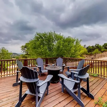 Villa Charming Hill Country Retreat With Hot Tub